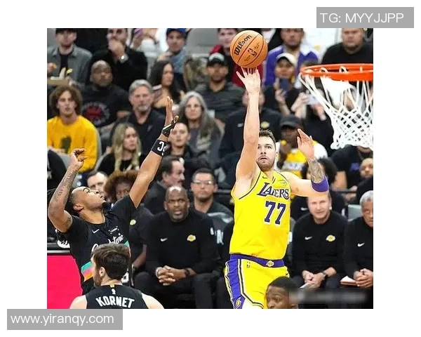 2007年NBA季后赛马刺与湖人对决回顾：传奇球队的巅峰对抗与精彩瞬间